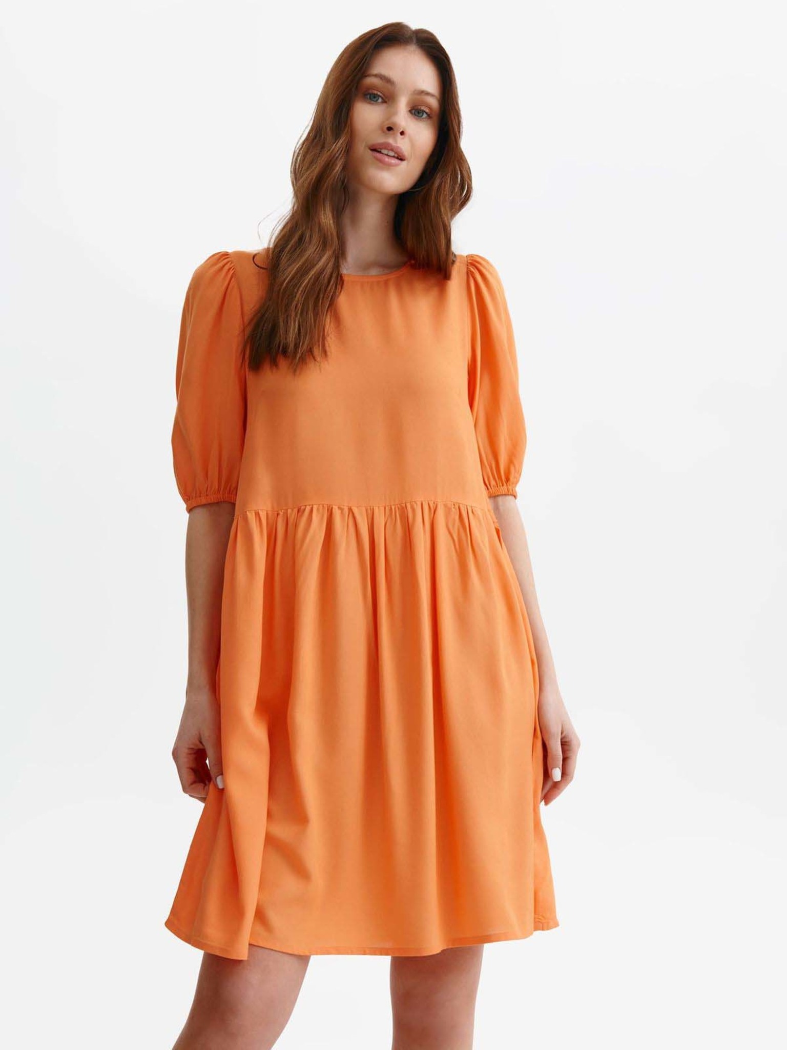 Fotografie Oranžové dámské krátké šaty s balonovými rukávy TOP SECRET - XS