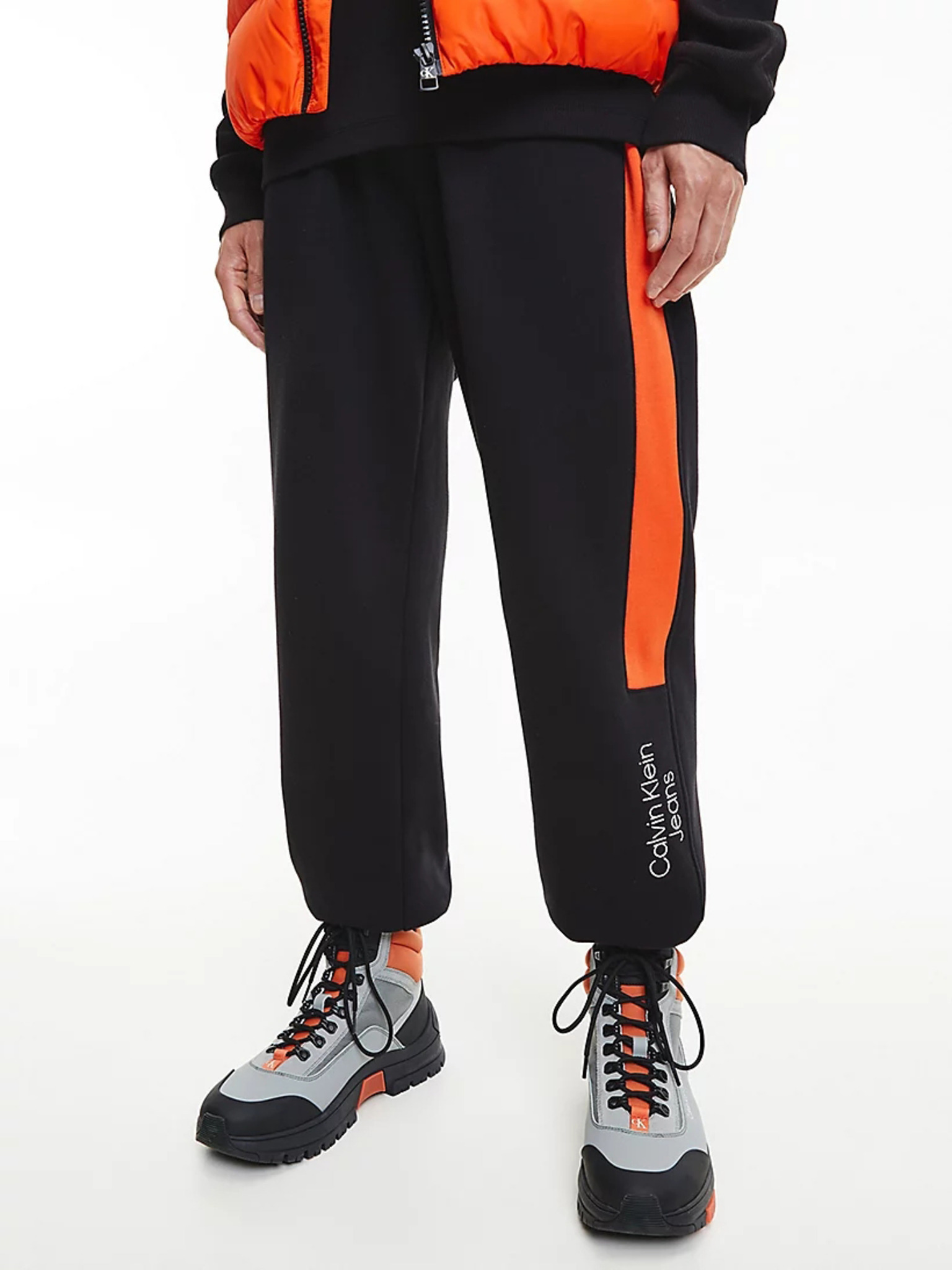 Calvin Klein Logo Fleece Joggers XS/S/M/L/XL, Men's Fashion, Bottoms,  Joggers on Carousell